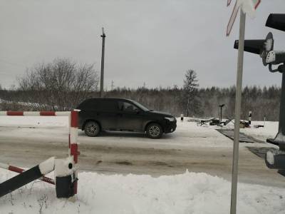 На Ямале после снегопада один водитель опрокинулся в кювет, другой врезался в ж/д переезд