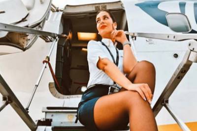 Стюардесса сфотографировалась в мини-юбке на трапе самолета и восхитила сеть