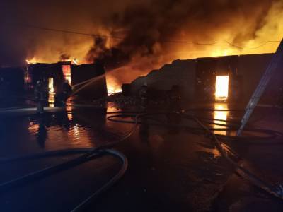 В Воронеже ликвидировали крупный пожар на обувном складе