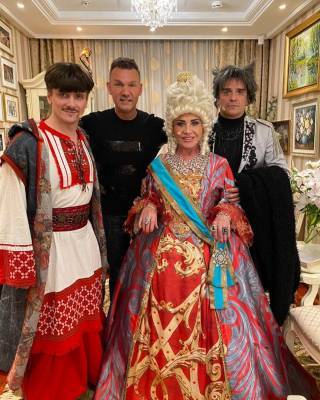 Надежда Бабкина в костюме императрицы опубликовала фото с кузбассовцем