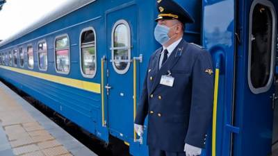 "Укрзализныця" прекратила продажу билетов со станций "красной" зоны: перечень станций и поездов