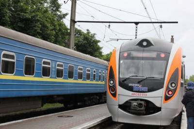 Шумели и бегали голыми: с поезда Львов-Киев сняли двух пьяных девушек