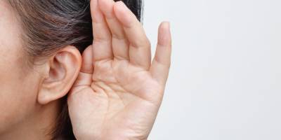Новый симптом COVID-19 оказался связан со слухом
