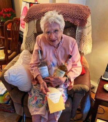 Дуэйн «Скала» Джонсон отправляет в подарок текилу на 101-летие своей фанатки