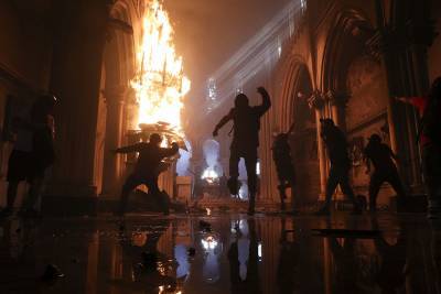 В Чили демонстранты подожгли две церкви в годовщину массовых протестов