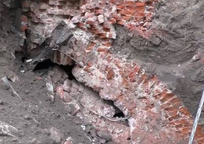 На Астраханском мосту нашли фрагменты кладки стены XIX века