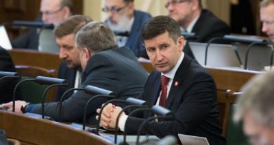 Домбровский: составители бюджета на 2021 год оказались под конем