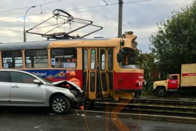 В Краснодаре трамвай сошел с рельсов после столкновения с авто
