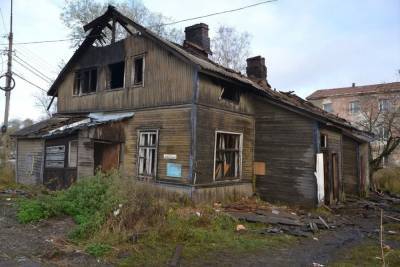В центре Сортавала несколько лет не могут снести сгоревший дом