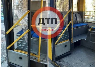 В Киеве под обстрел попал троллейбус