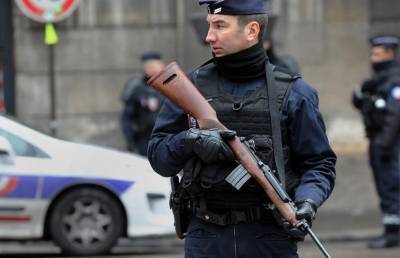 Власти Франции высылают из страны 231 предполагаемого экстремиста после убийства учителя