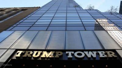 Американец повис на башне Трампа и потребовал встречи с президентом