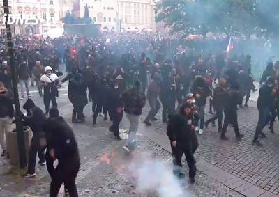 В Праге митинг против карантинных мер закончился дракой с полицией: видео