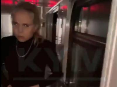 Бегали голыми по вагону: поезд Львов-Киев остановили из-за двух неадекватных девушек
