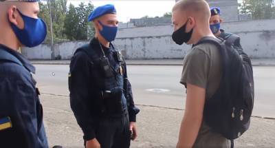 В Одессе под видом нацгвардейцев устроили облавы на людей: "обыскивают и грабят"