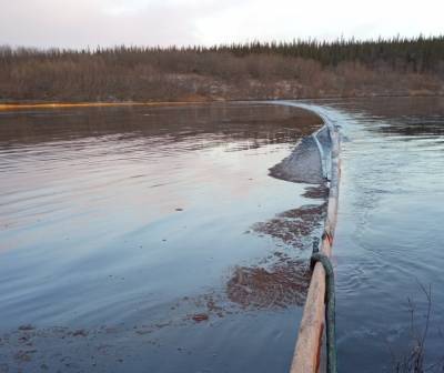 В Коми приняты меры по недопущению распространения нефтесодержащей жидкости на реке Колва