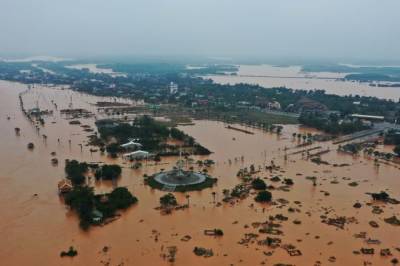 Число погибших при наводнении в центральном Вьетнаме выросло до 90 человек