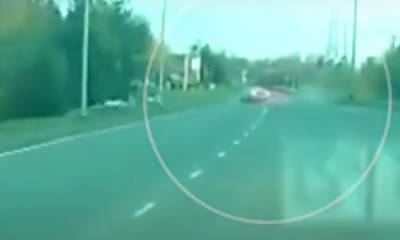 В Петрозаводске автомобиль вылетел на тротуар