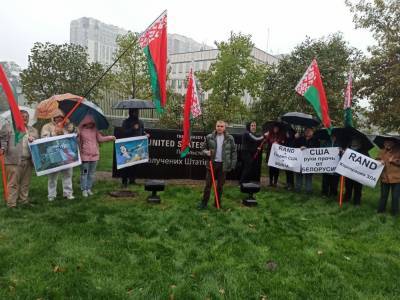 Белорусы устроили акцию протеста у посольства США на Украине