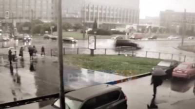 Видео: легковушки проскользили вместе по проезжей части в результате ДТП на Ленинском