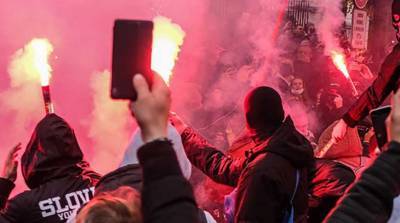 Футбольные фанаты устроили в Братиславе беспорядки из-за COVID-ограничений