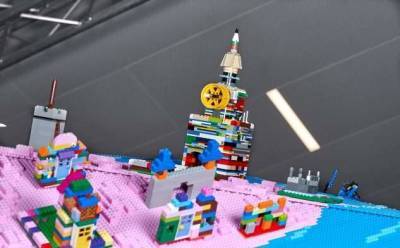 Мальчик из России построил из кубиков «Лего» Спасскую башню, и его работа стала частью масштабной инсталляции
