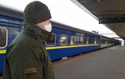 С поезда «Львов-Киев» сняли двух дебоширок, бегавших голыми по вагону