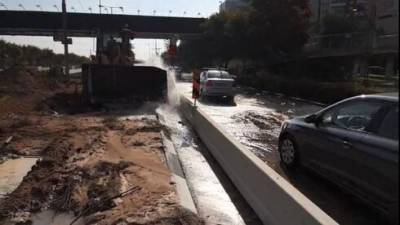 Видео: в Ришон ле-Ционе затопило автомагистраль из-за прорыва трубопровода