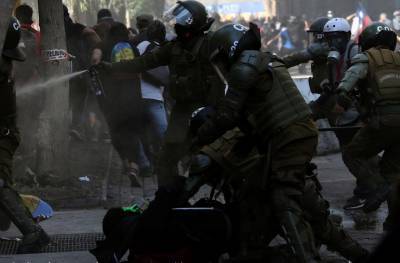 В Чили мирные демонстрации переросли в массовые беспорядки