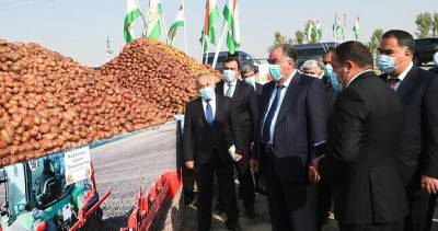 Президент посетил выставку сельхозпродукции и принял участие в праздновании «Иди Мехргон»