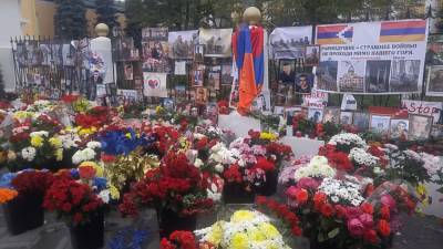 Москвичи несут цветы к посольствам Армении и Азербайджана.