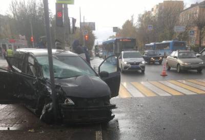 В столкновении автобуса и легковушки в Твери пострадал один человек