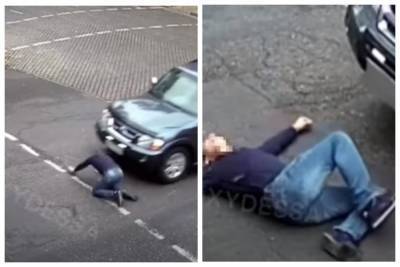 Мужчина бросился под колеса авто в центре Одессы: момент попал на видео