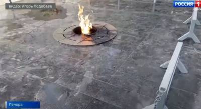 Полицейские нашли школьников, которые сожгли в Печоре венки на мемориале «Никто не забыт»