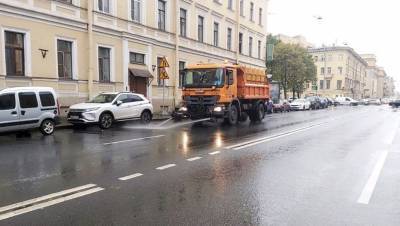 Более 500 машин вышли на уборку снега в Петербурге