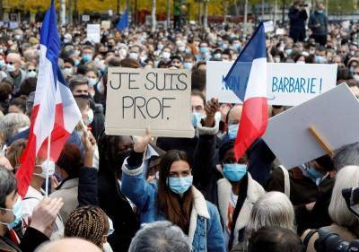 Расследование убийства французского учителя расширяется -- глава МВД Франции