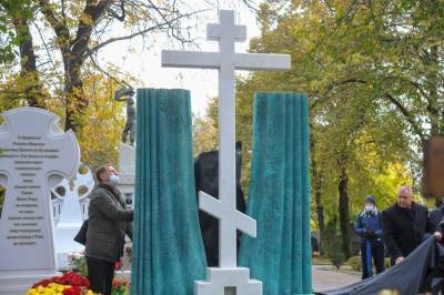 Памятник режиссеру Марку Захарову открыли в Москве