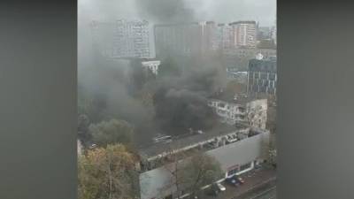 Пожар вспыхнул рядом с супермаркетом на юго-западе Москвы