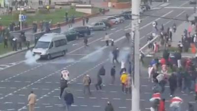Протаранили толпу микроавтобусом и бросили гранату: силовики Лукашенко атаковали протестующих, видео