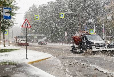 Снегопад в Сосновом Бору: спецтехника устраняет последствия первой метели