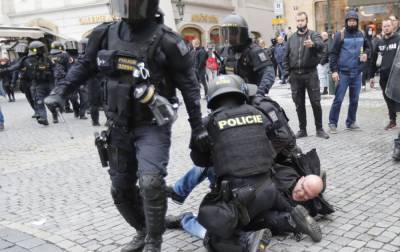 В Братиславе устроили протест из-за карантина, людей разгоняли водометом