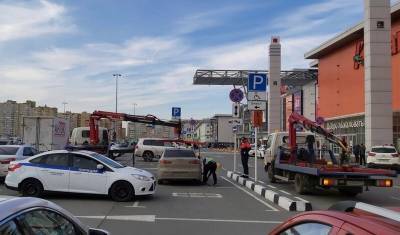 В Тюмени у «Кристалла» эвакуатор увозит авто с инвалидных мест
