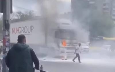 В Киеве во время движения загорелся грузовик