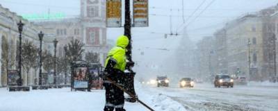 500 единиц спецтехники вывели на уборку первого снега в Петербурге