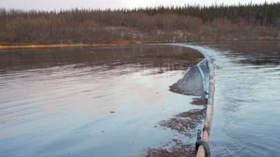 На севере Коми нефть «утекла» в реку — видео
