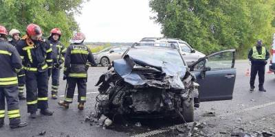В результате столкновения четырех автомобилей на трассе Киев-Чоп погибли три человека
