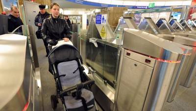 Пассажиров с колясками обязали обращаться за помощью в метро Петербурга