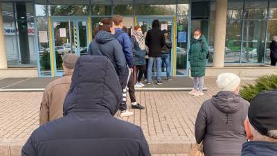 Клиенты «Газпромбанк» вынуждены ждать очереди на улице