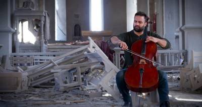 Выходец из Армении сыграл на виолончели в разрушенном соборе в Шуши - видео