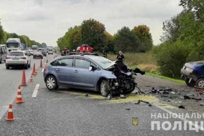 Разбитые авто вдребезги: Во Львовской области в жутком ДТП погибли три человека